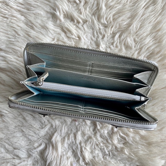 Coach - Large Accordion Zip Wallet - Picture 2 of 2